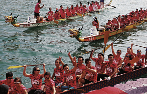 Uma regata de barcos-dragão no Porto de Victoria marca os festejos dos 20 anos da reintegração.