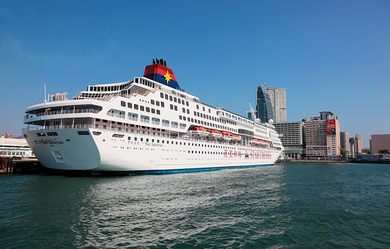 Cruzeiro no Victoria Harbor, em Hong Kong: mercado milionário.