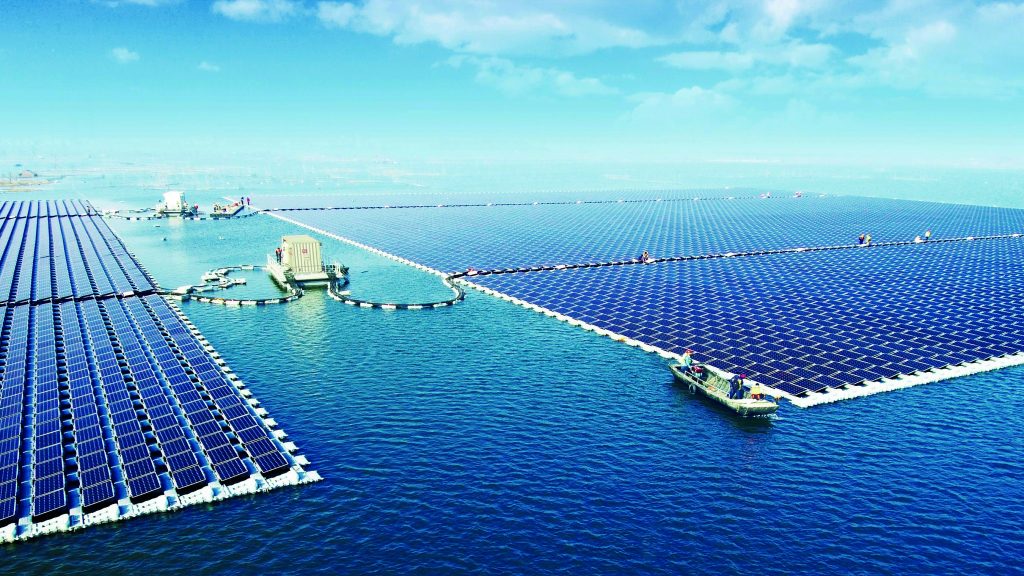 painéis solares organizados em forma de plantel no mar