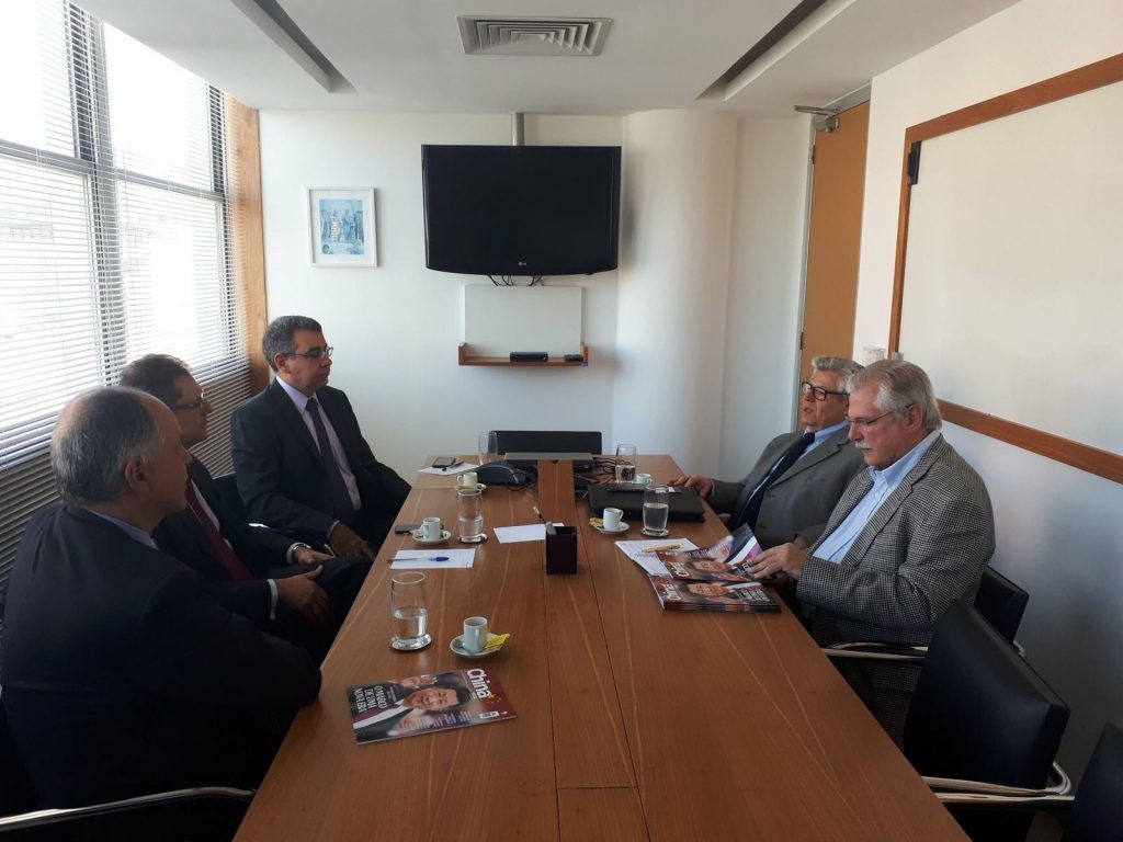 Evandro Carvalho (ao fundo) com a diretoria do CEBC.