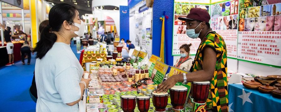 Visitante compra produtos de cuidado da pele durante a Segunda Exposição Econômica e Comercial China-África em Changsha, capital da Província de Hunan, no centro da China. (Arquivo/Xinhua/Chen Sihan)