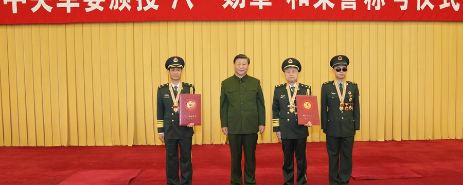 Xi entrega Medalha de 1º de Agosto a oficiais militares de destaque