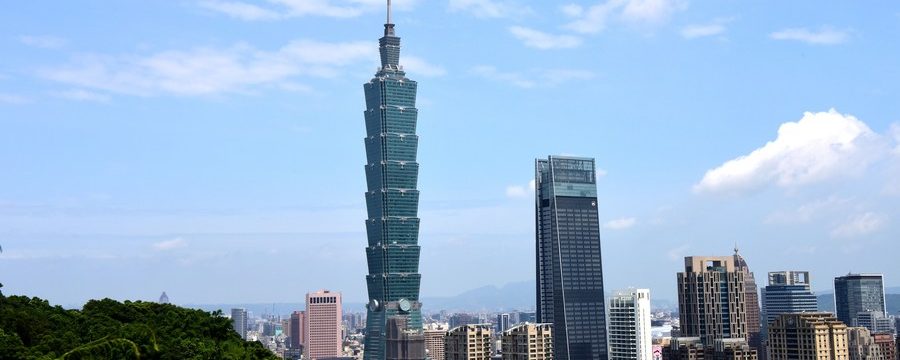 Foto tirada em 21 de julho de 2019 na montanha Xiangshan mostra o arranha-céu Taipei 101 em Taipei, Taiwan, sudeste da China. (Xinhua/Zhu Xiang)