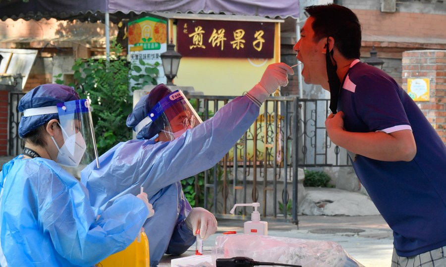 Profissional de saúde coleta amostra de um cidadão para teste de ácido nucleico no distrito de Heping, em Tianjin, norte da China, em 24 de julho de 2022. (Xinhua/Sun Fanyue)