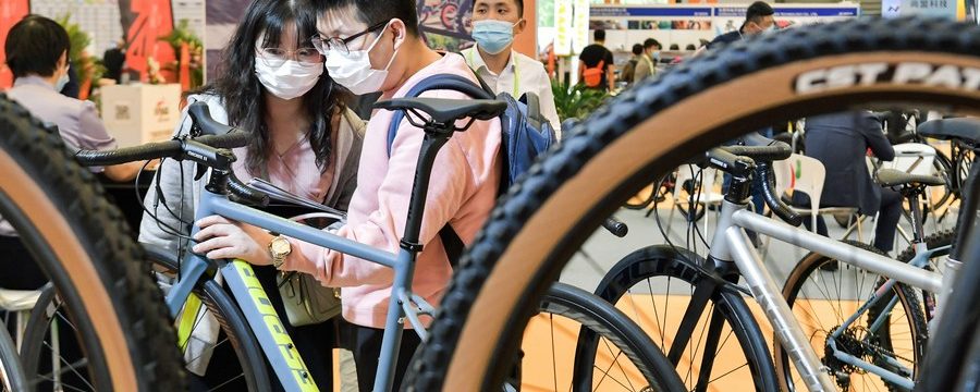 Visitantes analisam opções durante a 30ª Feira Internacional de Bicicletas da China em Shanghai, no leste da China, em 5 de maio de 2021. (Xinhua/Li He)