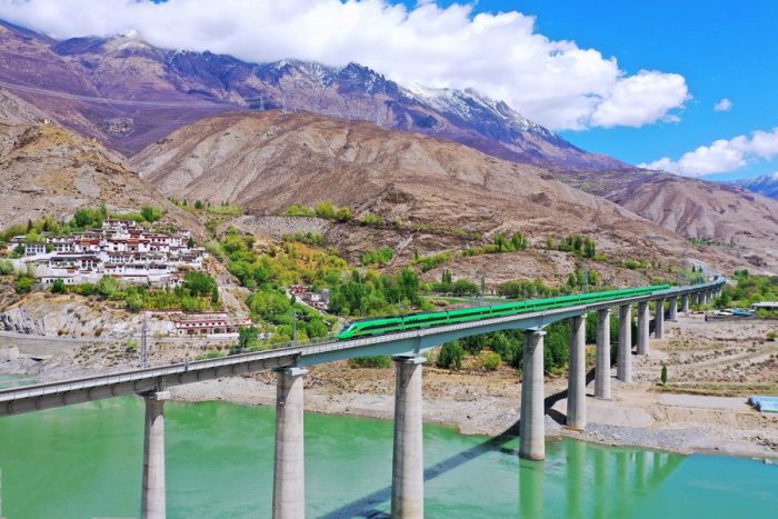 Um trem-bala Fuxing percorre a ferrovia Lhasa-Nyingchi no distrito de Nang, na Região Autônoma do Tibet, sudoeste da China, em 14 de abril de 2022. (Xinhua/Chogo)