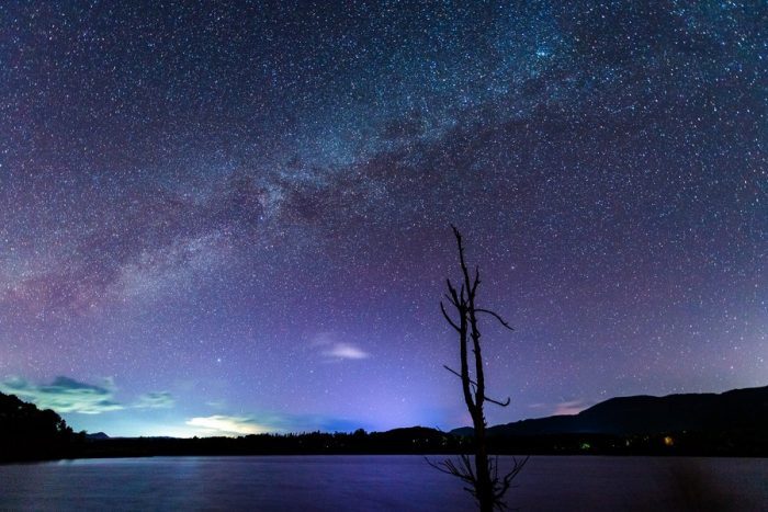 Foto tirada em 18 de novembro de 2020 mostra o céu iluminado por estrelas sobre o Lago Nianhu, no distrito de Huize, da cidade de Qujing, Província de Yunnan, sudoeste da China. (Xinhua/Hu Chao)