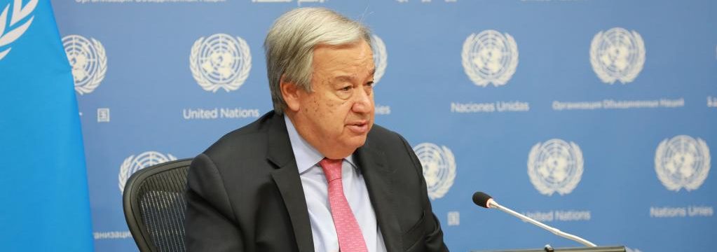 O secretário-geral da ONU, António Guterres, fala no lançamento do terceiro relatório de seu Grupo Global de Resposta a Crises sobre Alimentos, Energia e Finanças sobre o conflito na Ucrânia na sede da ONU em Nova York, no dia 3 de agosto de 2022. Guterres pediu na quarta-feira a tributação dos lucros inesperados das empresas de petróleo e gás para aliviar o impacto da crise energética sobre as pessoas mais vulneráveis. (Xinhua/Xie E)