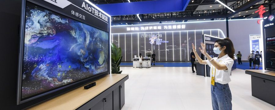 Uma jornalista experimenta um aplicativo interativo na Smart China Expo 2022 em Chongqing, sudoeste da China, em 22 de agosto de 2022. (Xinhua/Wang Quanchao)