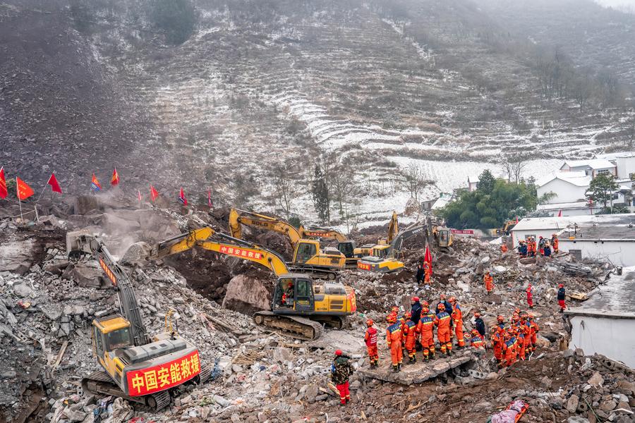 Socorristas trabalham no local de um deslizamento de terra na aldeia de Liangshui, na província de Yunnan, sudoeste da China.