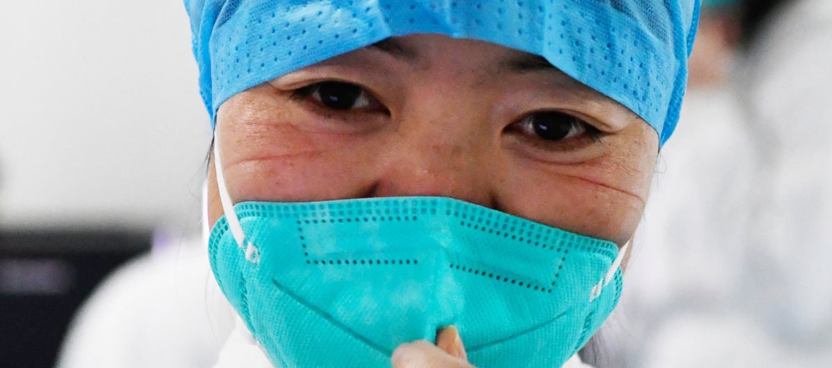 Médicos militares assumem tratamento de pacientes com coronavírus em Wuhan
