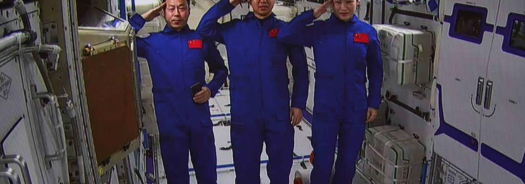 Astronautas da Shenzhou-14 entram no módulo de laboratório Wentian