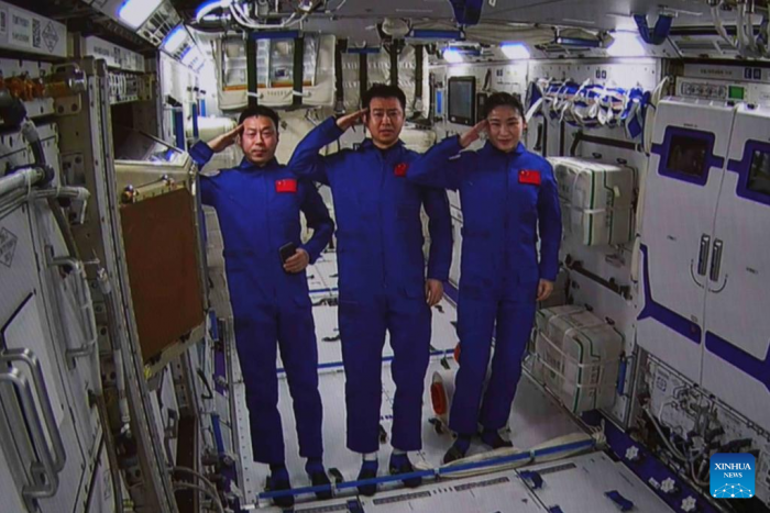 Astronautas da Shenzhou-14 entram no módulo de laboratório Wentian