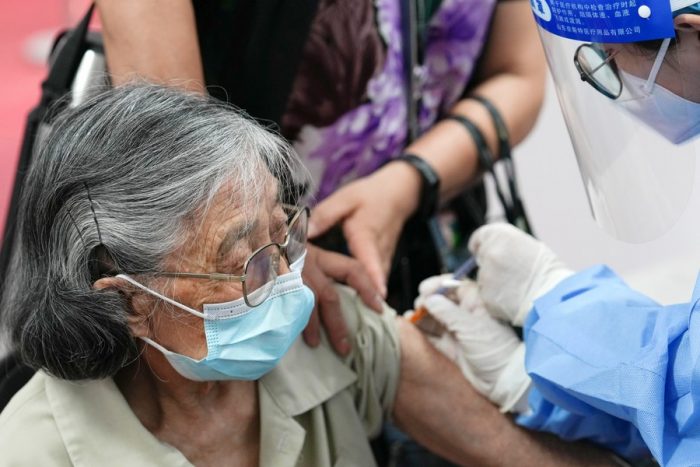 Cidadã de 89 anos recebe vacina contra COVID-19 no subdistrito de Aoyuncun, no distrito de Chaoyang, Beijing, capital da China, em 13 de julho de 2022. (Xinhua/Ju Huanzong)