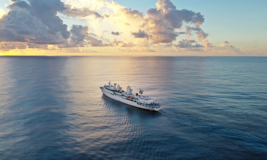 Navio chinês de rastreamento para naves espaciais, Yuanwang-3, navegando no Oceano Pacífico. (Arquivo/Xinhua/Li Yuze)