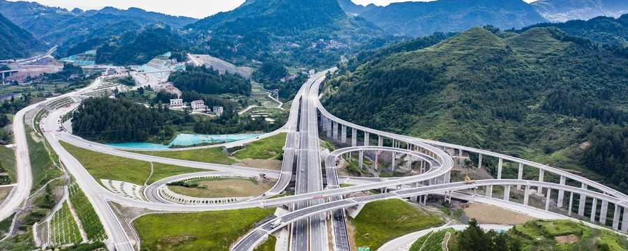 Via expressa que liga Shiqian e Yuping na Província de Guizhou, sudoeste da China. (Arquivo/Xinhua/Tao Liang)