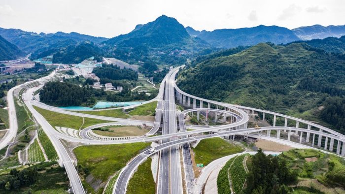 Via expressa que liga Shiqian e Yuping na Província de Guizhou, sudoeste da China. (Arquivo/Xinhua/Tao Liang)