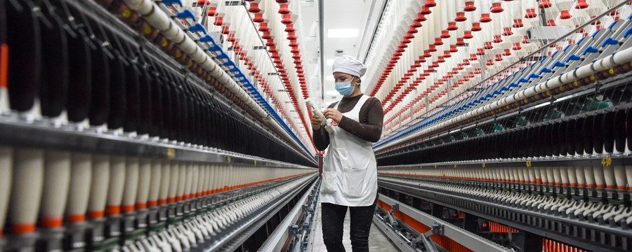 Fábrica de têxteis no parque industrial integrado no distrito de Moyu de Hotan, Região Autônoma Uigur de Xinjiang, no noroeste da China, 11 de janeiro de 2022. (Xinhua/Ding Lei)