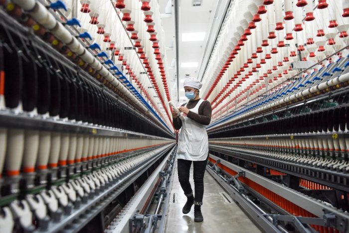 Fábrica de têxteis no parque industrial integrado no distrito de Moyu de Hotan, Região Autônoma Uigur de Xinjiang, no noroeste da China, 11 de janeiro de 2022. (Xinhua/Ding Lei)