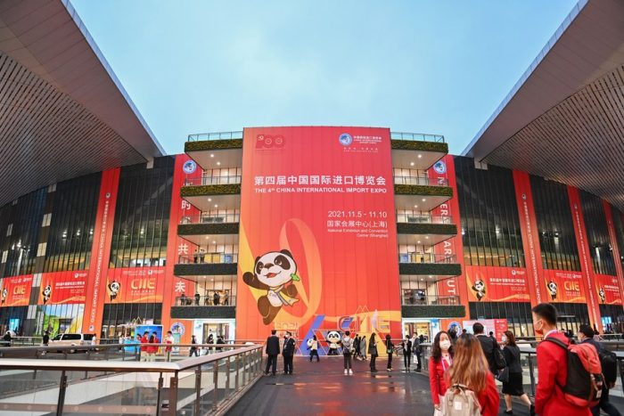 Pessoas visitam 4ª Exposição Internacional de Importação da China (CIIE, em inglês) em Shanghai, leste do país, em 5 de novembro de 2021. (Xinhua/Li Xiang)