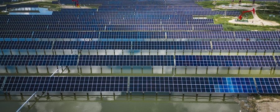 Foto aérea tirada em 21 de julho de 2022 mostra o Projeto de Demonstração Fotovoltaica da Superfície da Água Xinghuo do Campo Petrolífero de Daqing em Daqing, Província de Heilongjiang, nordeste da China. (Xinhua/Zhang Tao)