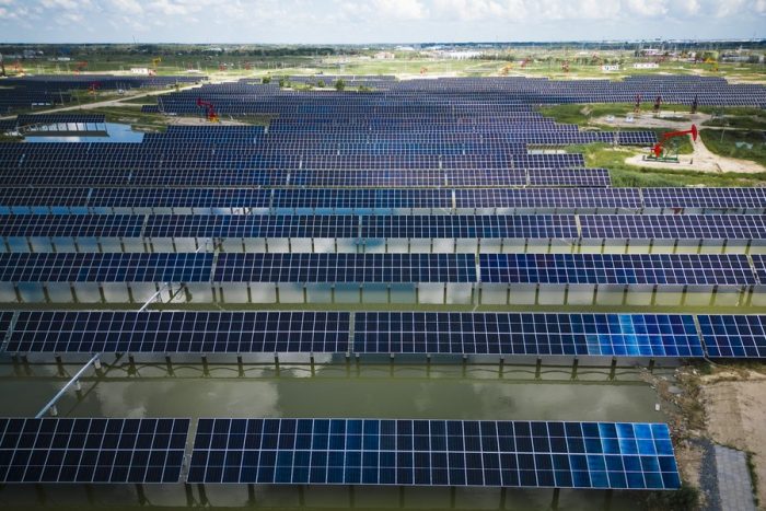 Foto aérea tirada em 21 de julho de 2022 mostra o Projeto de Demonstração Fotovoltaica da Superfície da Água Xinghuo do Campo Petrolífero de Daqing em Daqing, Província de Heilongjiang, nordeste da China. (Xinhua/Zhang Tao)