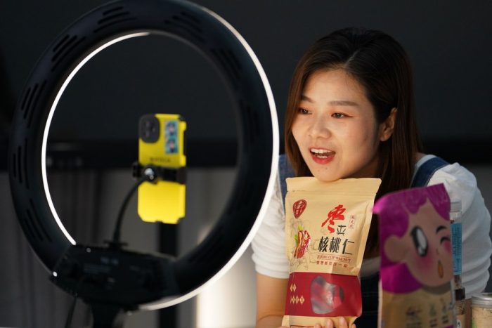 Apresentadora promove produtos em transmissão ao vivo online em Xi'an, Província de Shaanxi, noroeste da China, em 12 de maio de 2022. (Xinhua/Li Yibo)