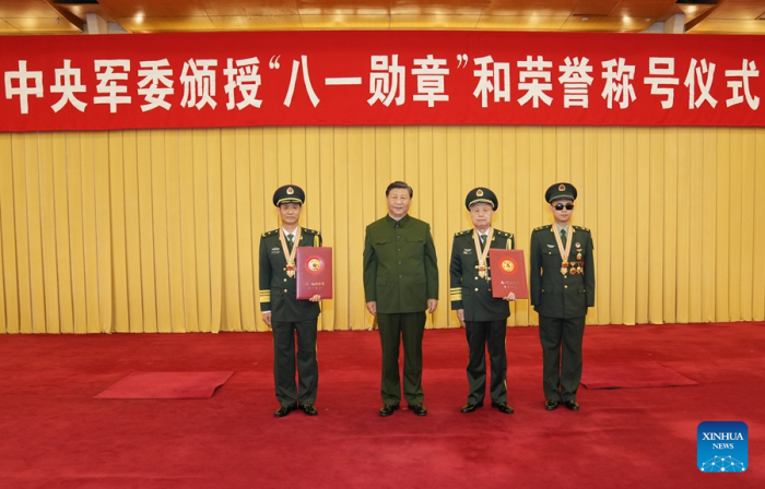 Xi entrega Medalha de 1º de Agosto a oficiais militares de destaque