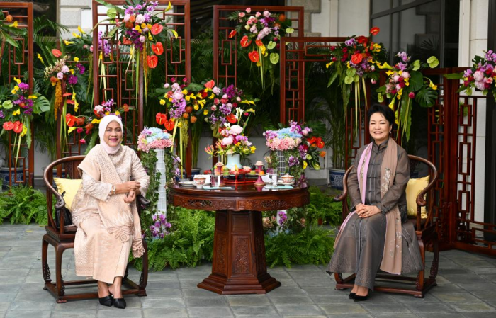 Peng Liyuan se reúne com primeira dama da Indonésia
