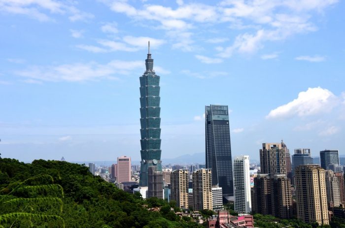 Foto tirada em 21 de julho de 2019 na montanha Xiangshan mostra o arranha-céu Taipei 101 em Taipei, Taiwan, sudeste da China. (Xinhua/Zhu Xiang)
