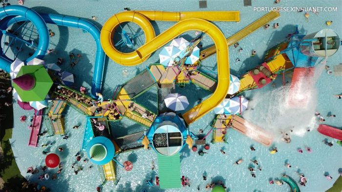 Pessoas se divertem em parque aquático na província de Anhui, leste da China