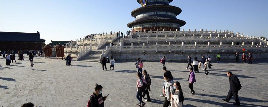 Pessoas visitam o Templo do Céu em Pequim
