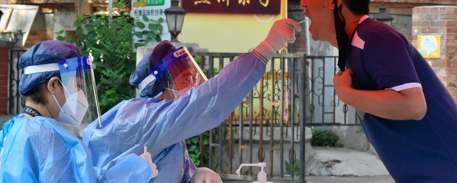 Profissional de saúde coleta amostra de um cidadão para teste de ácido nucleico no distrito de Heping, em Tianjin, norte da China, em 24 de julho de 2022. (Xinhua/Sun Fanyue)