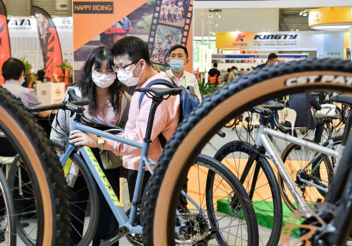 Visitantes analisam opções durante a 30ª Feira Internacional de Bicicletas da China em Shanghai, no leste da China, em 5 de maio de 2021. (Xinhua/Li He)