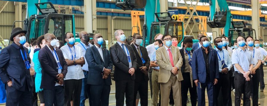 Diplomatas africanos visitam fábrica da Sunward Intelligent Equipment Co., Ltd. em Changsha, Província de Hunan, centro da China, em 29 de julho de 2022. (Xinhua)