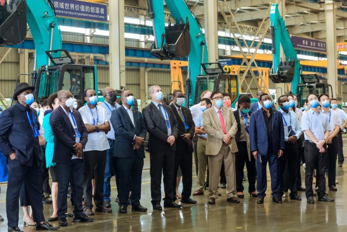 Diplomatas africanos visitam fábrica da Sunward Intelligent Equipment Co., Ltd. em Changsha, Província de Hunan, centro da China, em 29 de julho de 2022. (Xinhua)