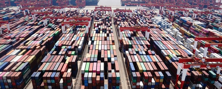 Foto tirada em 17 de maio de 2022 traz uma vista do terminal automatizado de contêineres do Porto de Águas Profundas de Yangshan, em Shanghai, leste da China. (Xinhua/Ding Ting)