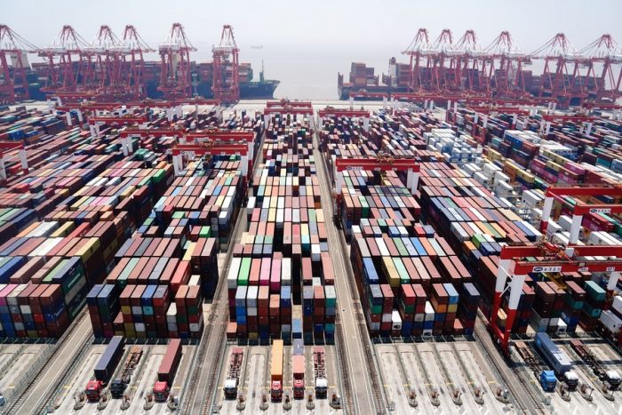 Foto tirada em 17 de maio de 2022 traz uma vista do terminal automatizado de contêineres do Porto de Águas Profundas de Yangshan, em Shanghai, leste da China. (Xinhua/Ding Ting)