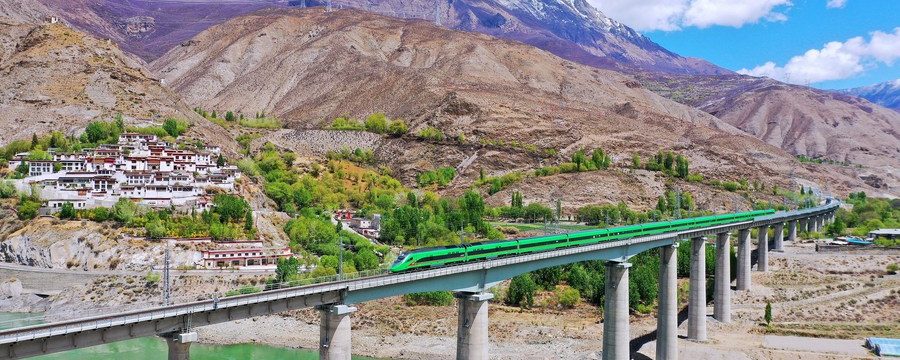 Um trem-bala Fuxing percorre a ferrovia Lhasa-Nyingchi no distrito de Nang, na Região Autônoma do Tibet, sudoeste da China, em 14 de abril de 2022. (Xinhua/Chogo)