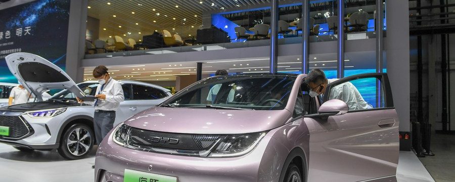 Visitantes na área de exibição da BYD, fabricante de veículos de nova energia da China, durante a 19ª Exposição Internacional de Automóveis da China (Changchun) em Changchun, capital da Província de Jilin, nordeste da China, em 15 de julho de 2022. (Xinhua/Zhang Nan)