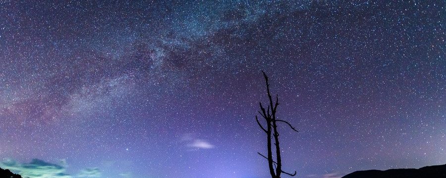 Foto tirada em 18 de novembro de 2020 mostra o céu iluminado por estrelas sobre o Lago Nianhu, no distrito de Huize, da cidade de Qujing, Província de Yunnan, sudoeste da China. (Xinhua/Hu Chao)