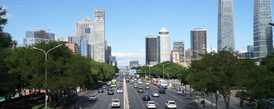 Veículos trafegam no Distrito Central de Negócios no distrito de Chaoyang em Beijing, capital da China, em 6 de junho de 2022. (Xinhua/Ju Huanzong)