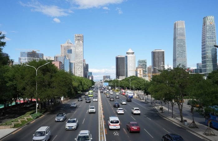 Veículos trafegam no Distrito Central de Negócios no distrito de Chaoyang em Beijing, capital da China, em 6 de junho de 2022. (Xinhua/Ju Huanzong)