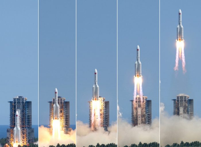 Um foguete transportador Longa Marcha-5B Y3, carregando o módulo de laboratório Wentian, decola do Centro de Lançamento de Naves Espaciais de Wenchang, na Província de Hainan, no sul da China, em 24 de julho de 2022. (Xinhua/Li Gang)