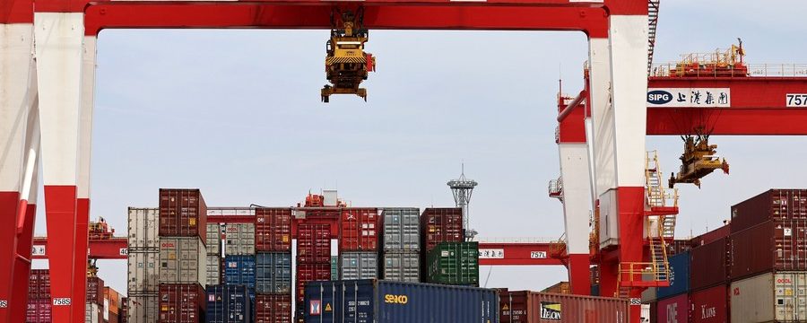 Porto de Yangshan, em Shanghai, leste da China, em 27 de abril de 2022. (Xinhua/Chen Jianli)