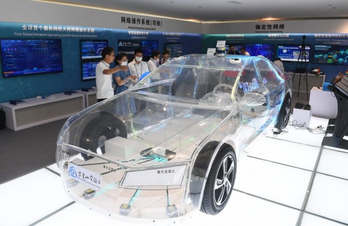 Tecnologia de aplicação da rede determinística na condução autônoma foi mostrada na 5ª Conferência de Desenvolvimento de Redes do Futuro, realizada em Nanjing, capital da Província de Jiangsu, leste da China, em 17 de junho de 2021. (Xinhua/Ji Chunpeng)