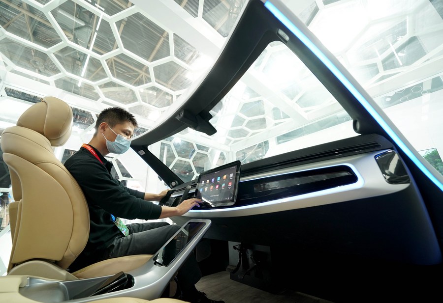 Funcionário da Huawei na Exposição Internacional Automotiva de Pequim, na China.