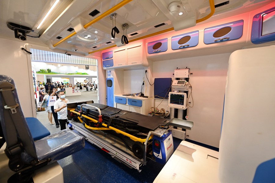Ambulância com equipamentos de tecnologia 5G em uma exposição da Nova Revolução Industrial do BRICS, realizada em Xiamen, Província de Fujian, leste da China. (Xinhua/Lin Shanchuan)