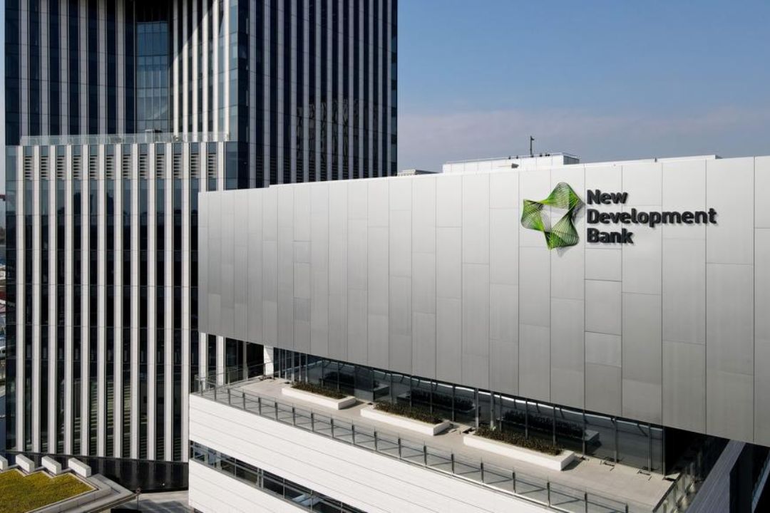 Edifício-sede do Novo Banco de Desenvolvimento do BRICS em Xangai. Instituição emitiu valor recorde de títulos panda em 2024. (Xinhua/Fang Zhe)