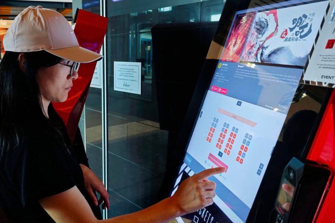 Mulher compra ingresso para o longa-metragem de animação chinês "Ne Zha 2" em um cinema em Auckland, Nova Zelândia. (Wu Jiaxiang/Xinhua)